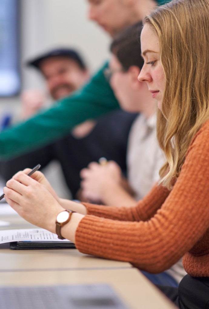 Studierende mit einer Komponente einer Brennstoffzelle