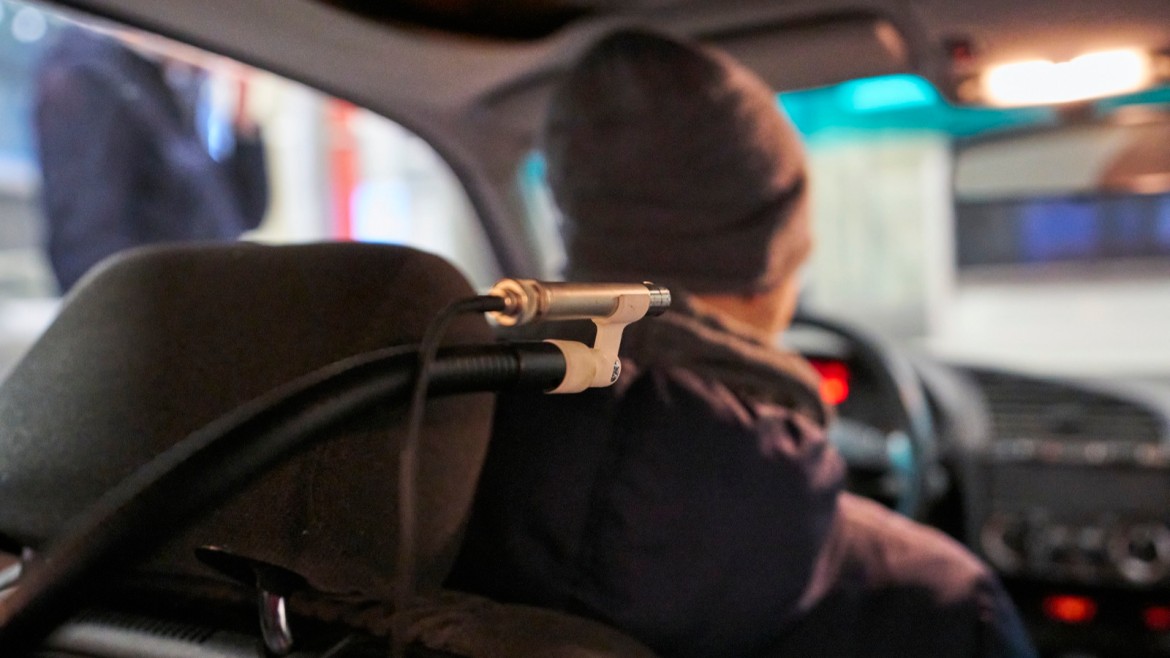 Mikrofon in einem Auto zur Messung der Fahrzeugakustik