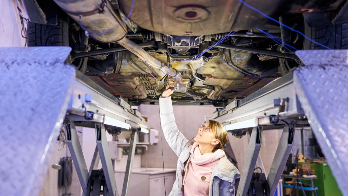 Fahrzeugakustik in der Ingenieurakustik (Foto: Julia Bergmeister) Schwingungsverhalten messen: Mithilfe der Impulshammer-Methode ermitteln Studierende im Master Ingenieurakustik die akustischen Übertragungsfunktionen im Gesamtfahrzeug. Diese Übertragungsfunktionen stellen einen wichtigen Baustein dar, um das akustische Wirkverständnis in Bezug auf Anregung-Übertragung-Wahrnehmung zu detaillieren.