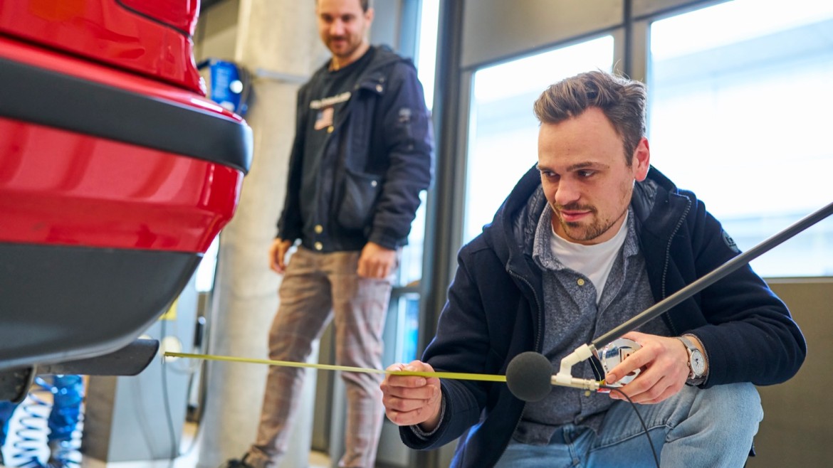 Praktische Übung im Master Ingenieurakustik (Foto: Julia Bergmeister) Mikrofone werden in Position gebracht, denn allen akustischen Messungen gehen genaue Versuchsaufbauten voran, um valide und reproduzierbare Messergebnisse erhalten zu können.