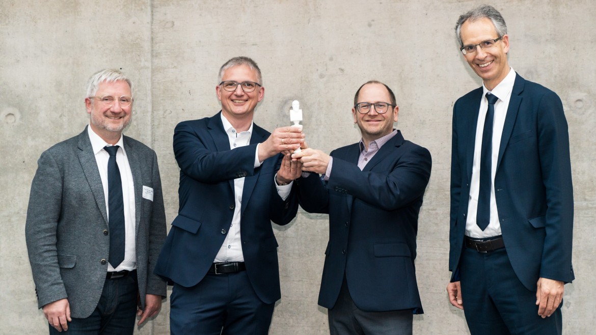 Prof. Dr. Stefan Sentpali, Matthias Pohl, Andreas Ansorge und Prof. Dr. Thomas Stumpp bei der Oskar-von-Miller Feier 2022 (Foto: Johanna Weber) Prof. Dr. Stefan Sentpali, Matthias Pohl, Andreas Ansorge und Prof. Dr. Thomas Stumpp bei der Oskar-von-Miller Feier 2022