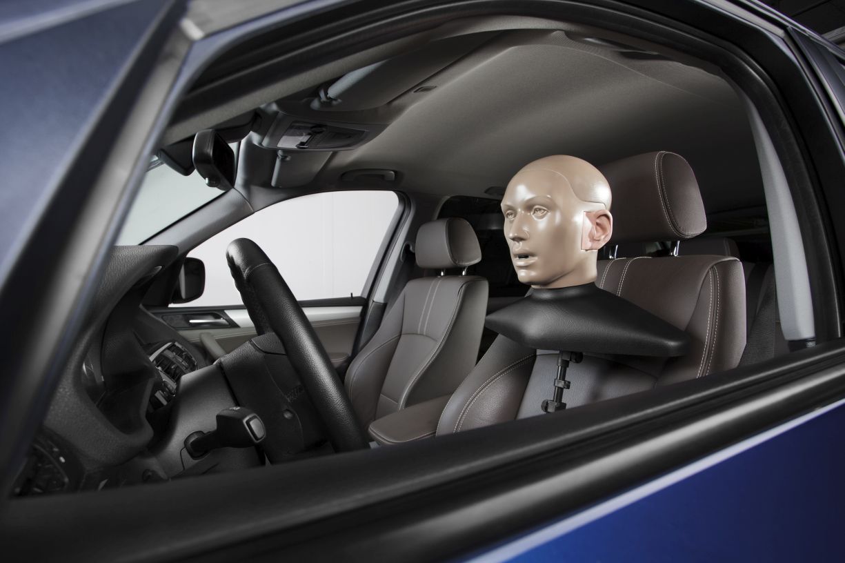 Akustikstudium mit Praxisbezug: Kunstkopf im Auto zu Versuchszwecken