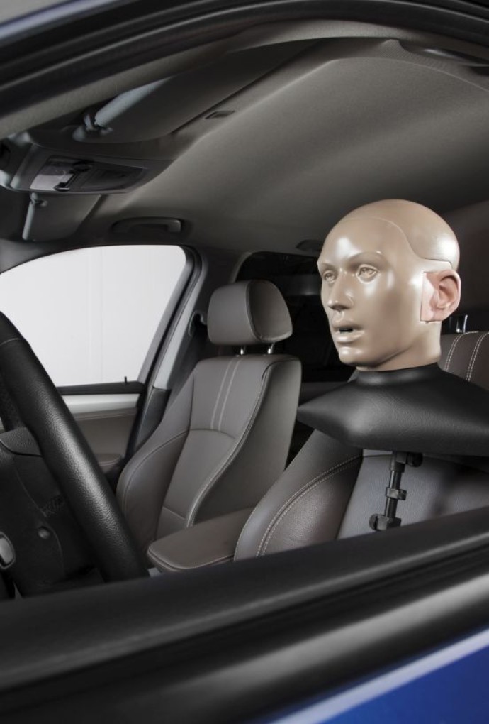 Akustikstudium mit Praxisbezug: Kunstkopf im Auto zu Versuchszwecken