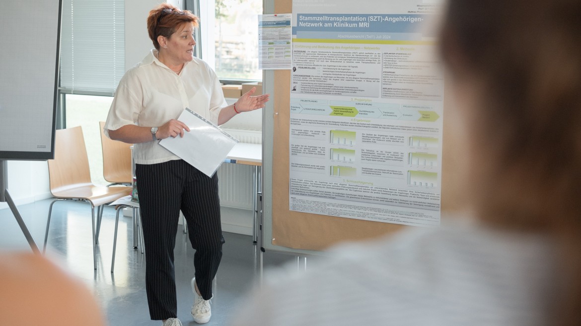 Studierende des Masters Advanced Nursing Practice präsentiert ihr selbstständig erarbeitetes Praxisprojekt (Foto: Johanna Bronek) Studierende des Masters Advanced Nursing Practice vor ihrem Projektposter