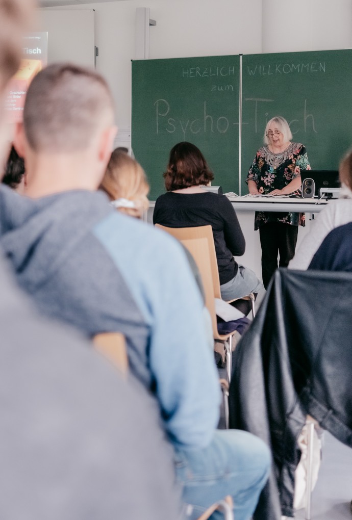 Innenarchitektin und Ex-In Expertin Christine Büttner vor dem Publikum der Lesung zum 