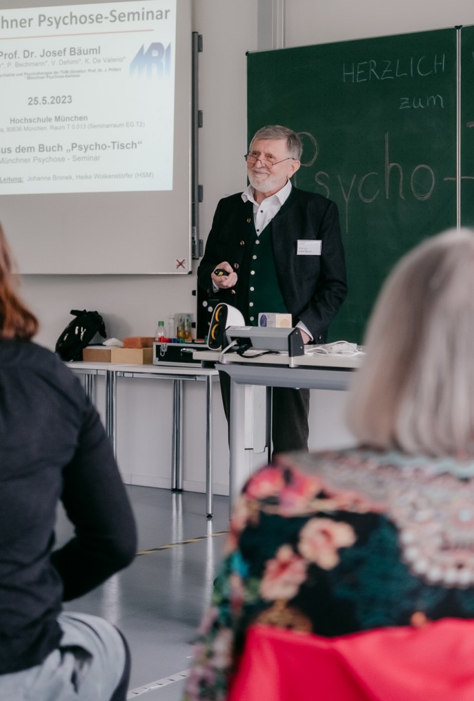 Prof. Dr. Josef Bäuml stellt das Münchner Psychose-Seminar vor (Foto: Johanna Bronek) Prof. Dr. Josef Bäuml stellt dem Publikum der Lesung zum