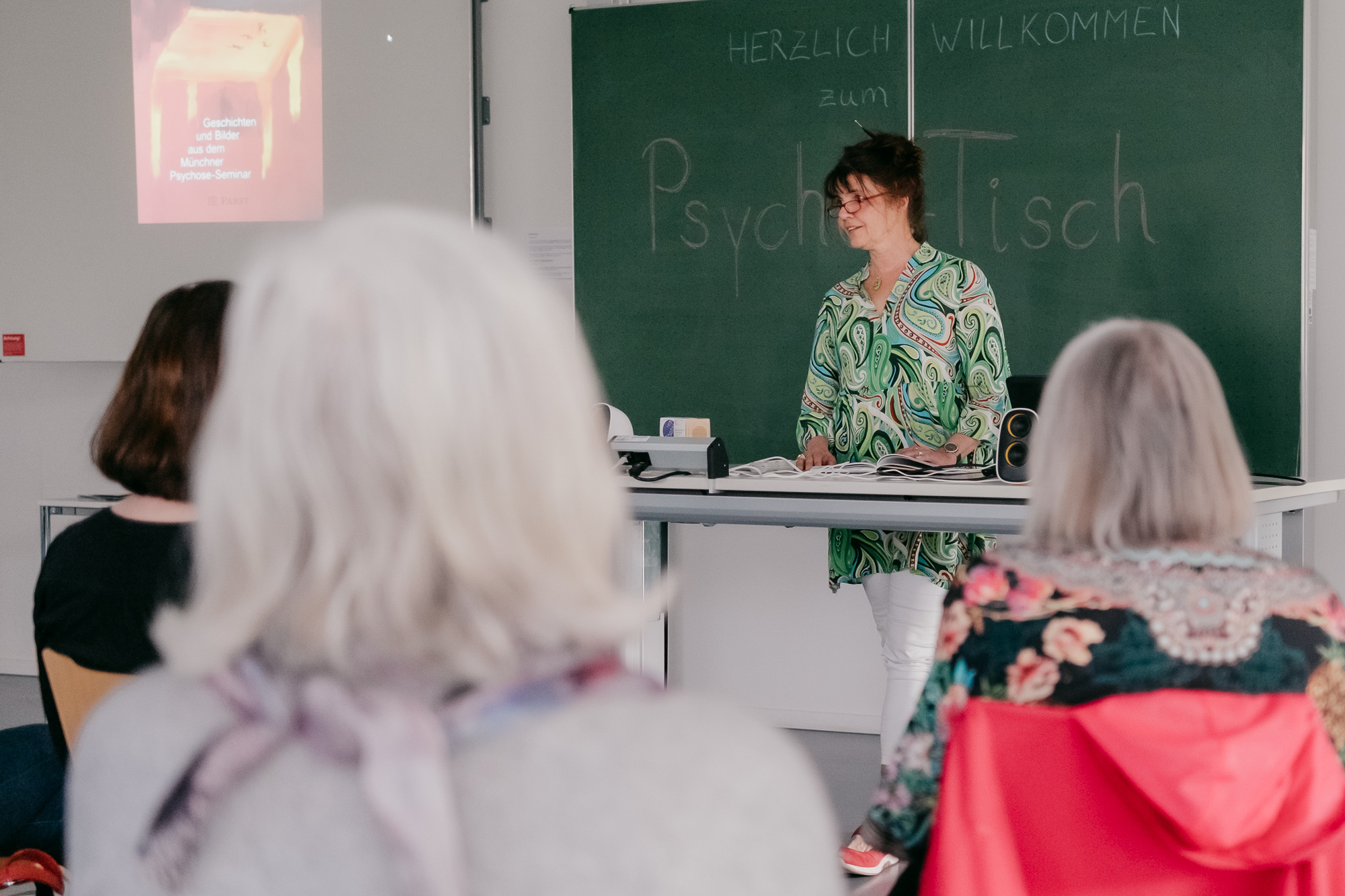 Lyrikerin Veronique Dehimi vor dem Publikum der Lesung zum 