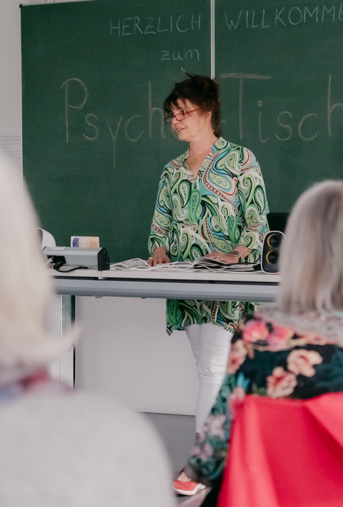 Lyrikerin Veronique Dehimi vor dem Publikum der Lesung zum 
