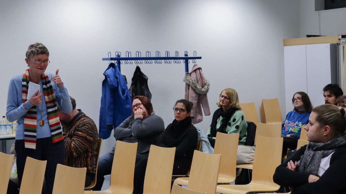 Zuhörerin animiert zur Diskussion. (Hochschule München / Matej Gavranovic) Eine Zuhörerin animiert zur Diskussion.