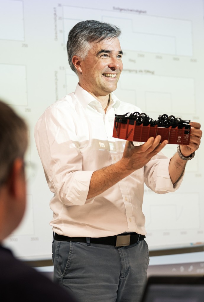 Prof. Dr.-Ing. Matthias Niessner im Bahntechnik-Seminar mit einer Modelleisenbahn