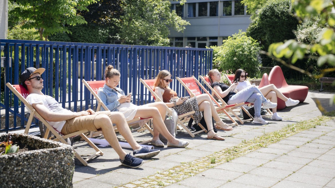 HM digital - die neue HM App geht an den Start (FK10/Myrzik) Studierende im Liegestuhl mit dem Handy in der Hand.