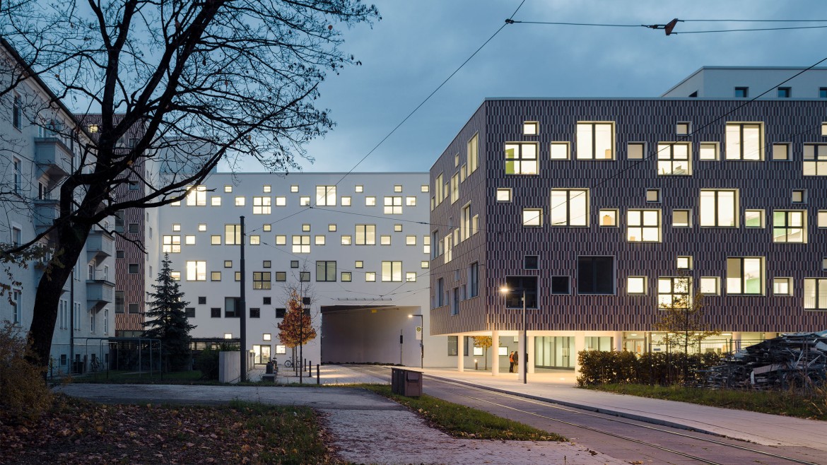 Nächtliche Außenansicht des Gebäudes Dachauer Straße 100a (Foto: Oliver Jaist) Nächtliche Außenansicht des Gebäudes Dachauer Straße 100a