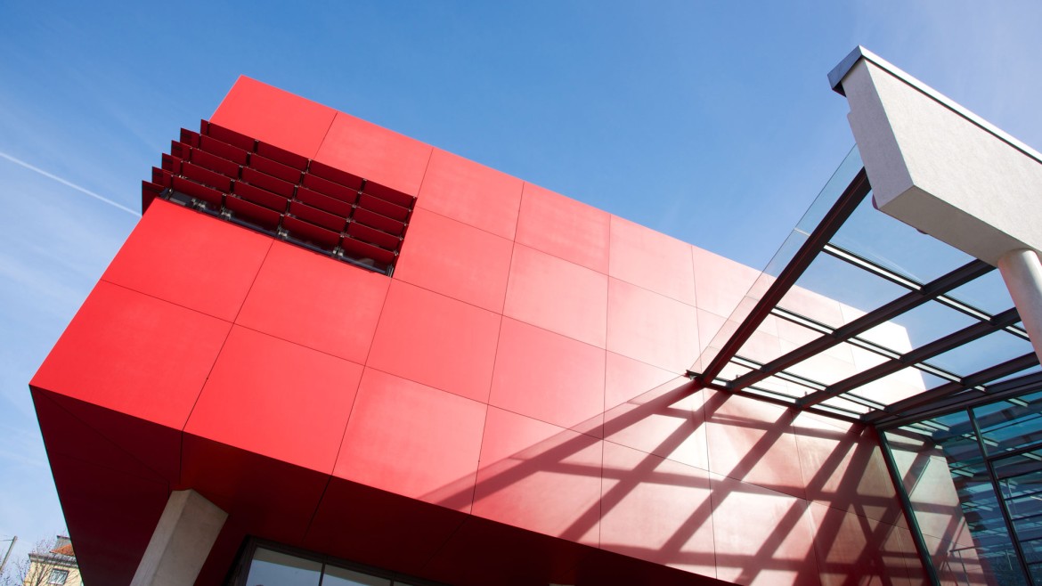 Roter Würfel am Gebäude Lothstraße 64