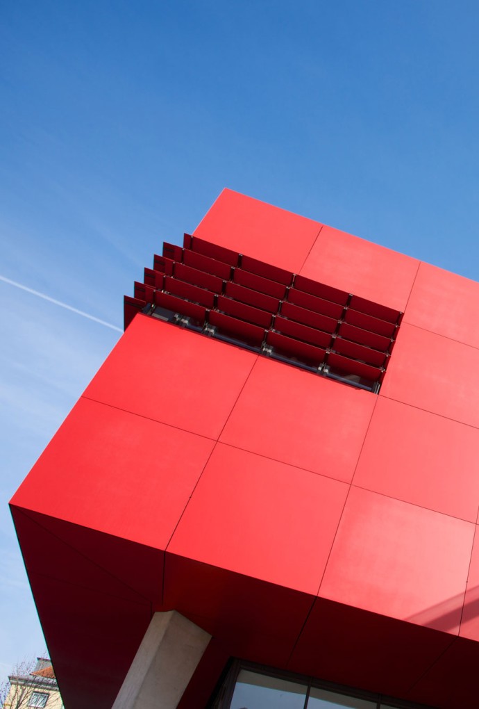 Roter Würfel am Gebäude Lothstraße 64
