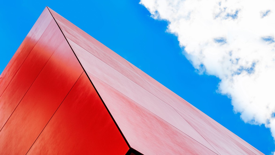Roter Würfel am Gebäude Lothstraße 64