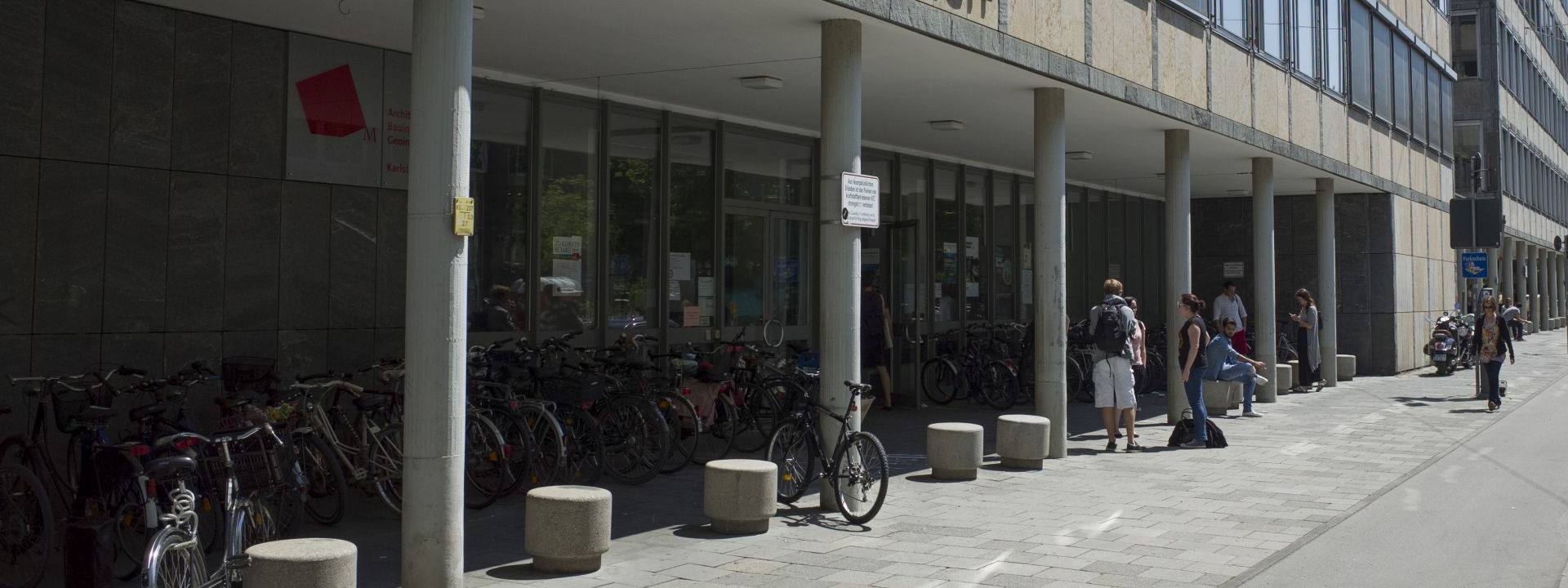 Haupteingang zum Gebäude an der Karlstraße.
