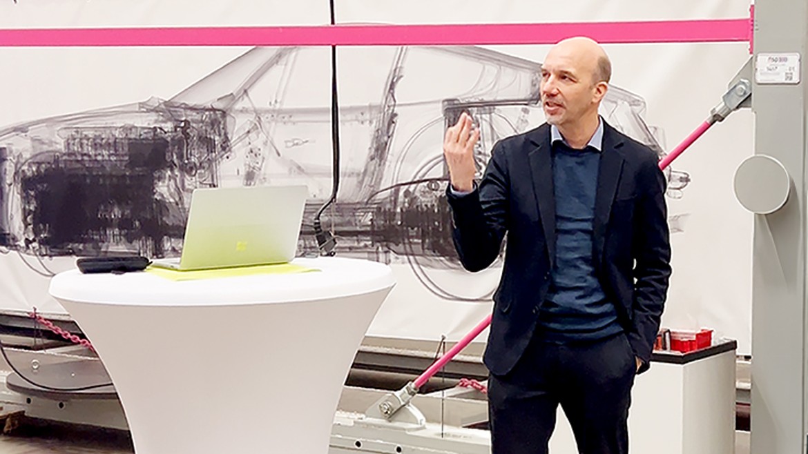 Ein Meilenstein für die Gutachtenerstellung: Professor Klaus Böhm von der Hochschule München beim Pressetermin in Fürth (Foto: Fraunhofer IIS / Christina Müller) Professor Klaus Böhm von der Hochschule München steht vor dem Röntgenbild eines Fahrzeugs