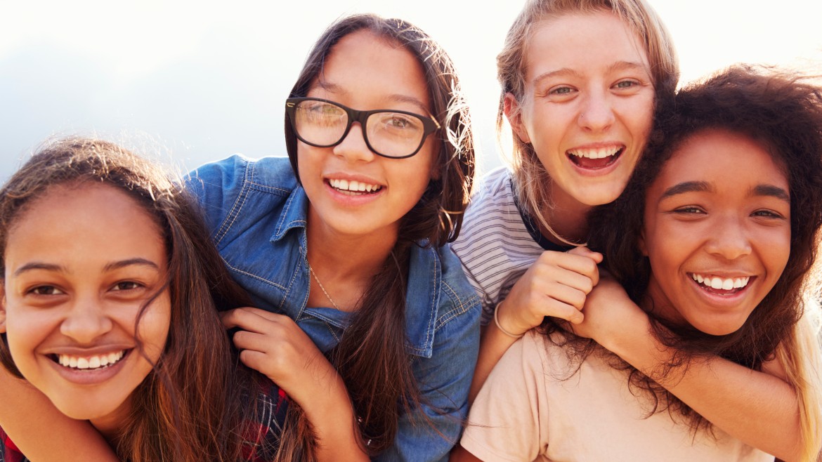 MINT-begeisterte Mädchen (Foto: Adobe Stock_Monkey Business) Lachende junge Mädchen begeistern sich für MINT-Fächer am Girls' Day der Hochschule München