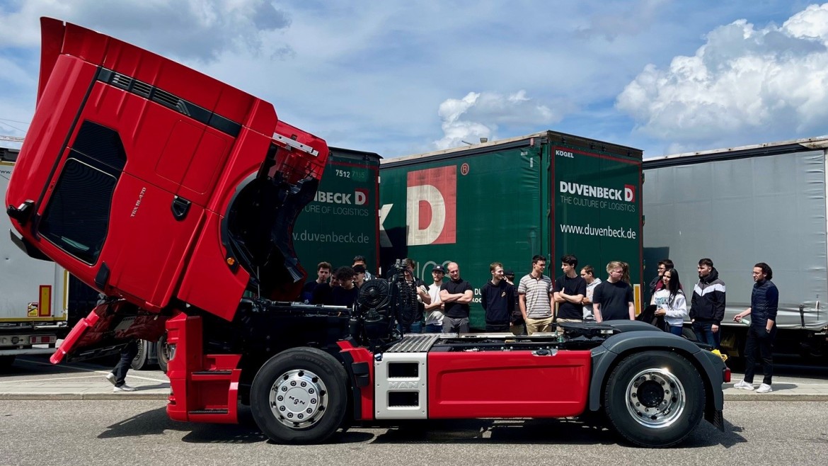 So geht Ergonomie: Studierende der HM vor einem LKW von MAN