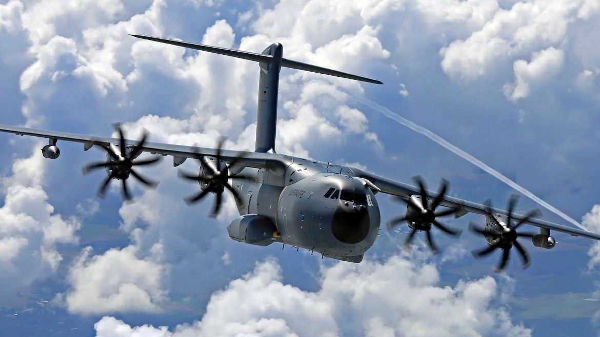 Transportflugzeug A400M über den Wolken im Einsatz der Bundeswehr