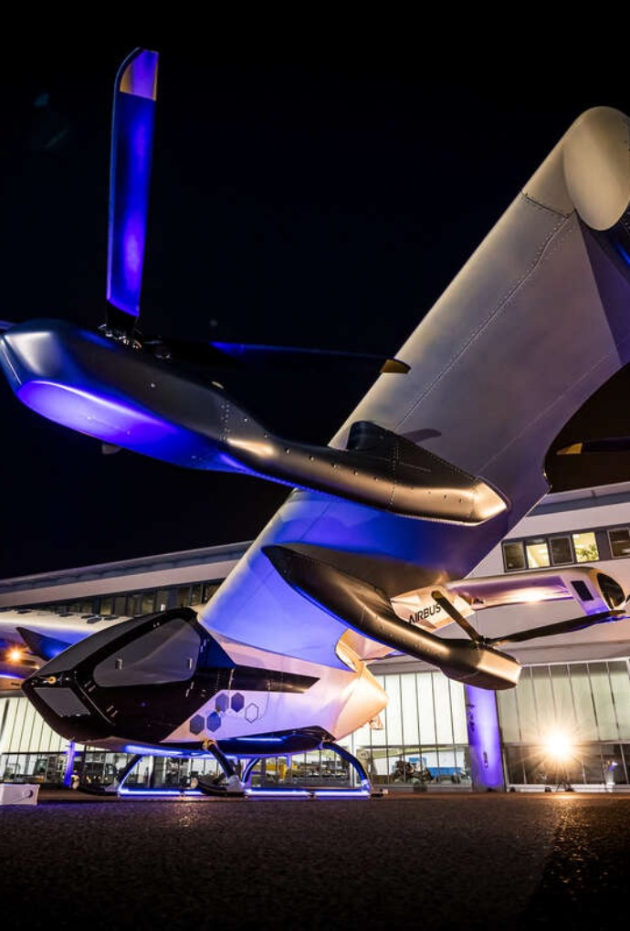 Futuristisches Kleinflugzeug der Zukunft: Der CityAirbus Next Gen hebt ab in den Nachthimmel
