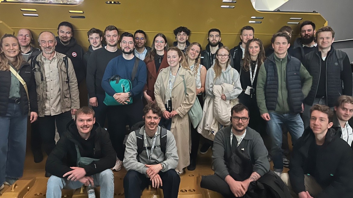 Gruppenbild mit Profs: Studierende der HM auf der Bauma 2025