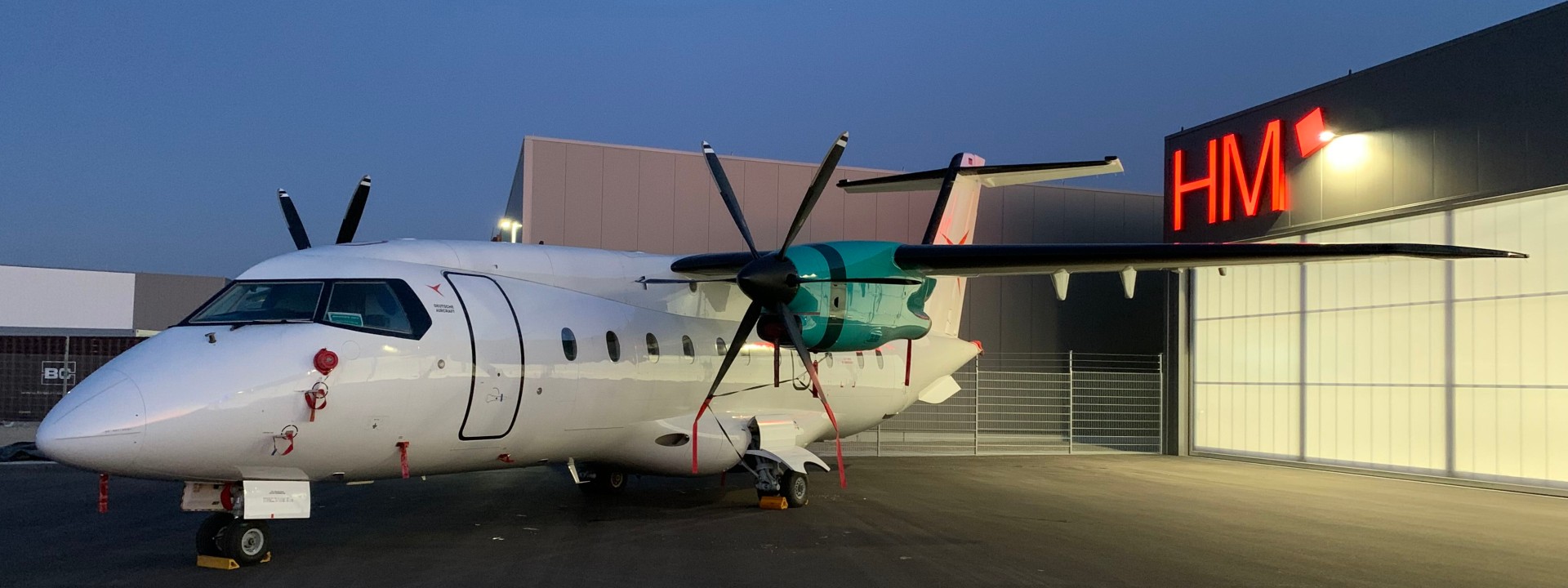AFTC-Flugzeug-vor-Halle