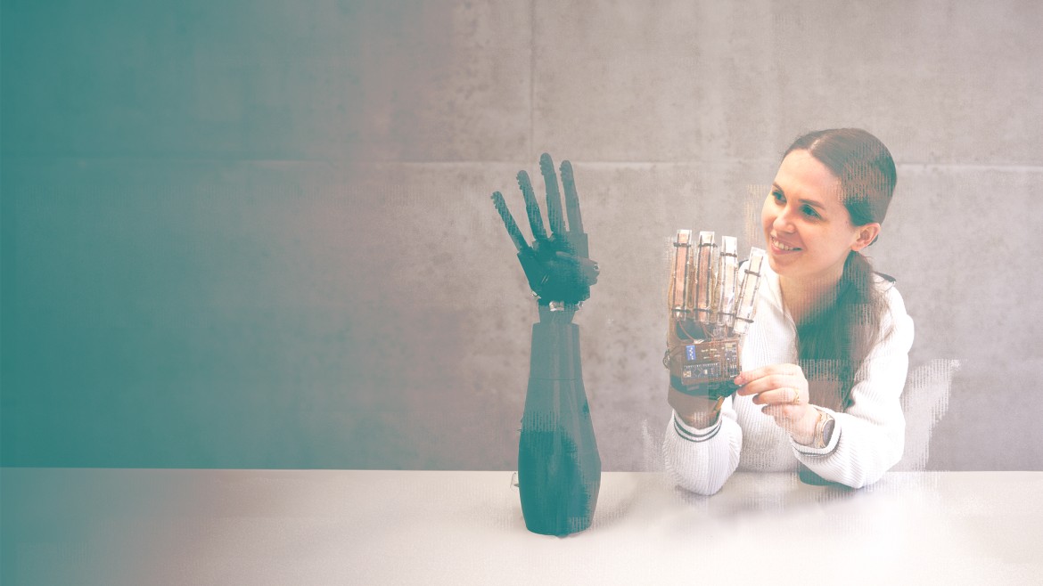Studierende arbeitet mit Roboterhand