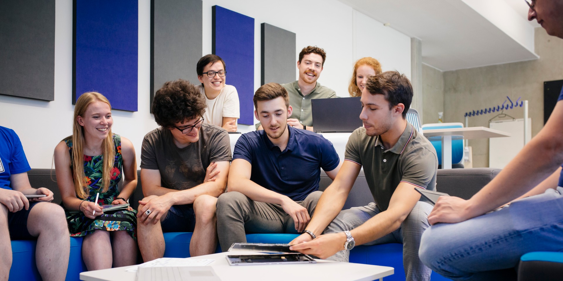 Gruppe Studierender sitzt beisammen