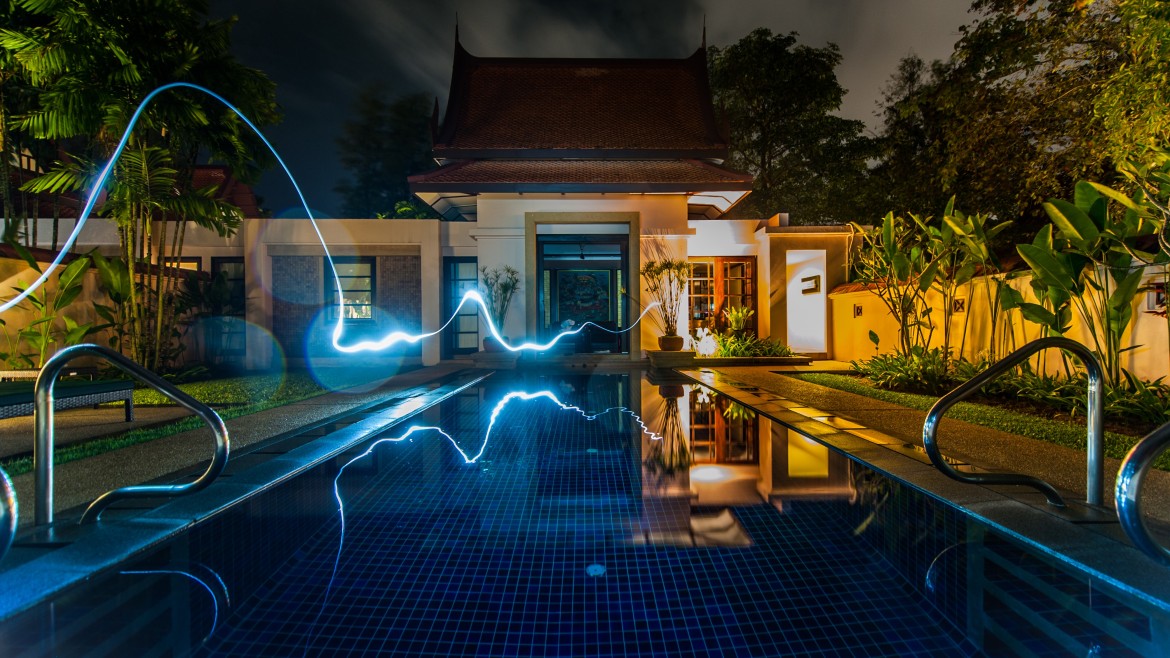 Strom über Pool