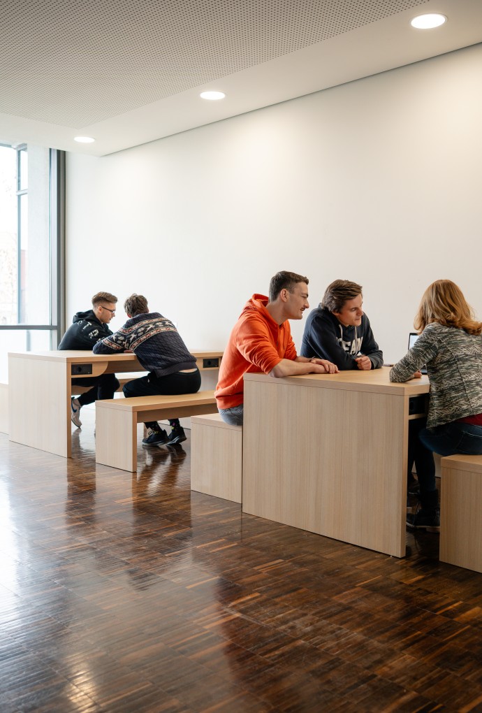 Studierende sitzen auf den neunen Möbeln im R-Bau (Foto: endlosMedia) Studierende sitzen auf den neunen Möbeln im R-Bau