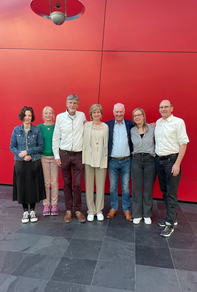 Professoren und Lehrbeauftragte der Hochschule München kommen in einem Gruppenfoto mit Winfried Bürzle zusammen.