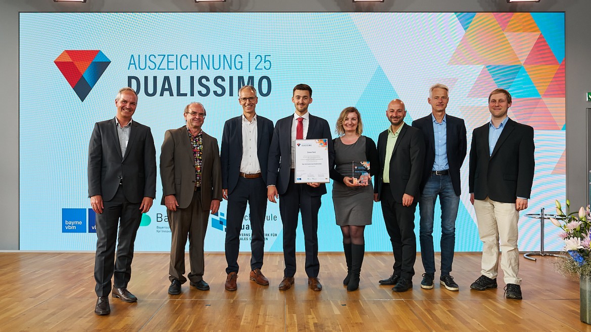 Simon Feist mit Vertreterinnen und Vertretern der Hochschule München sowie seinen Ausbildungskoordinatoren und -leitern bei der feierlichen Verleihung des Dualissimo-Preises 2025 im Literaturhaus München.