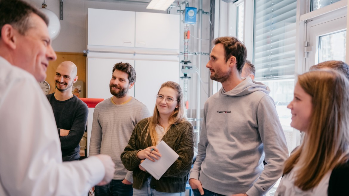 Professor erläutert Studierenden Versuchsaufbau im Gastechnik-Labor