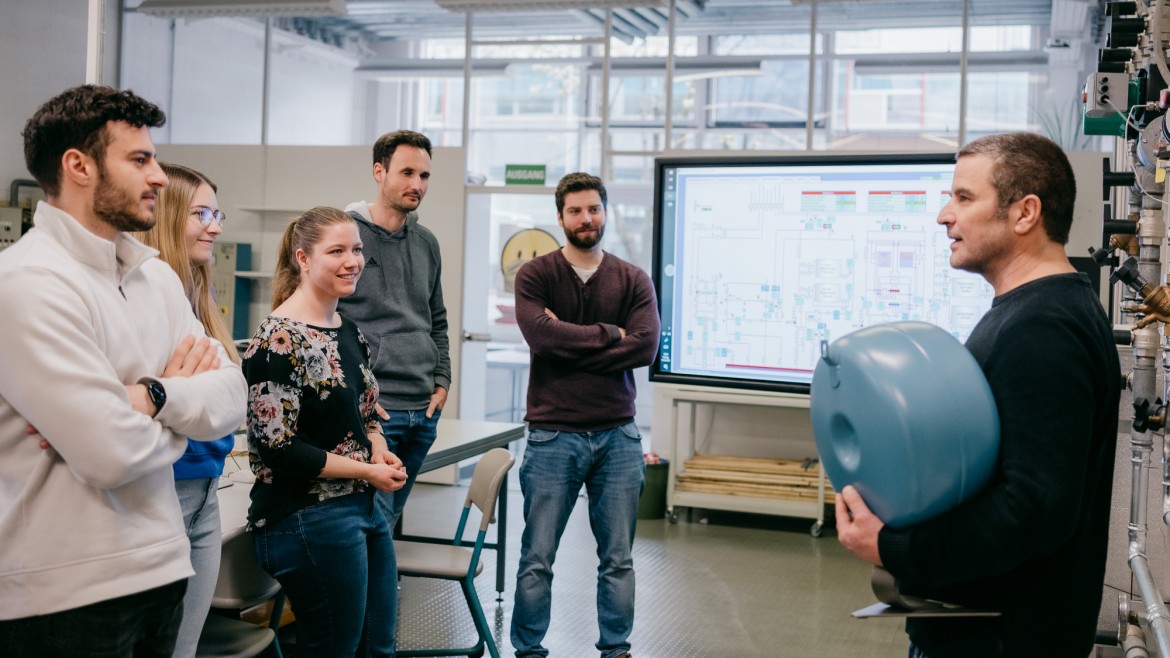 Studierende mit Professor im Labor Mess-, Steuerungs- und Regelungstechnik