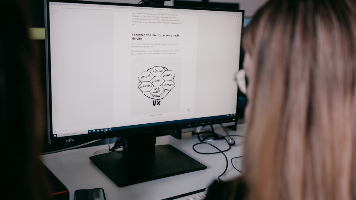 Studierende bearbeitet am PC das Thema User Experience