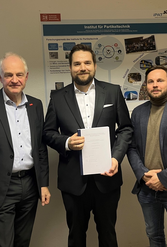 Tobias Nienke (Mitte) mit Prof. Kwade und Prof. Eggerath (Foto: privat) Tobias Nienke (Mitte) mit Prof. Kwade und Prof. Eggerath