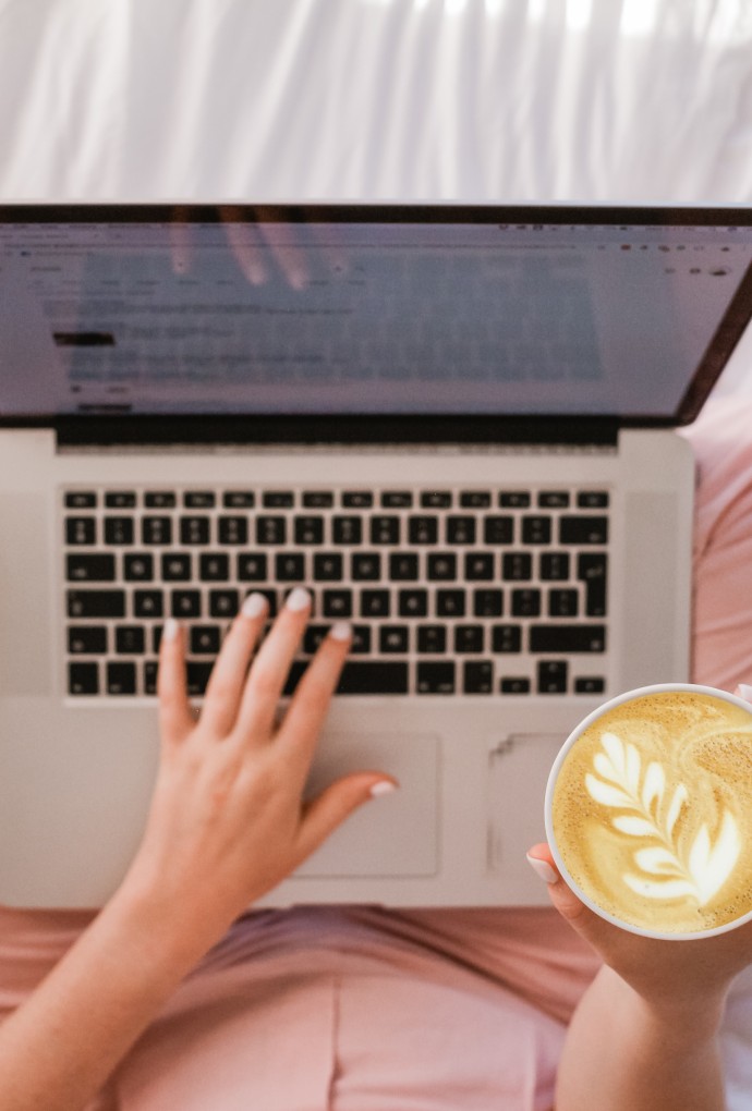 Person mit Laptop (Foto: sincerely media, unsplash.com) Person mit Laptop