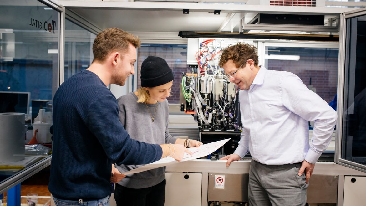 Professor und Studierende im Drucklabor