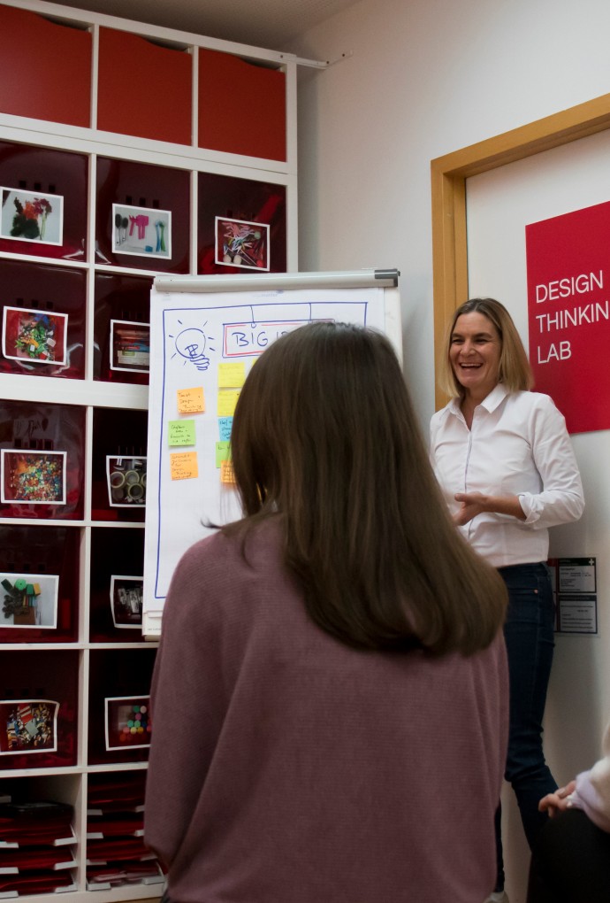 Professorin und Studierende im Design Thinking Lab