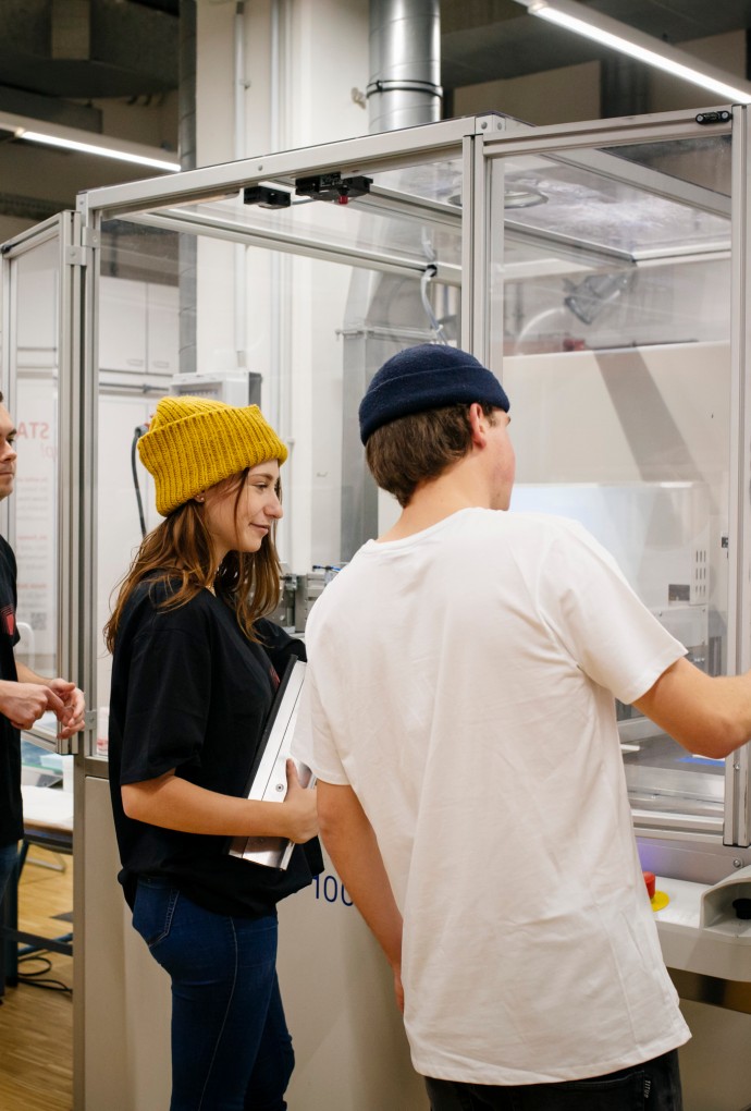 Studierende im Drucksaal