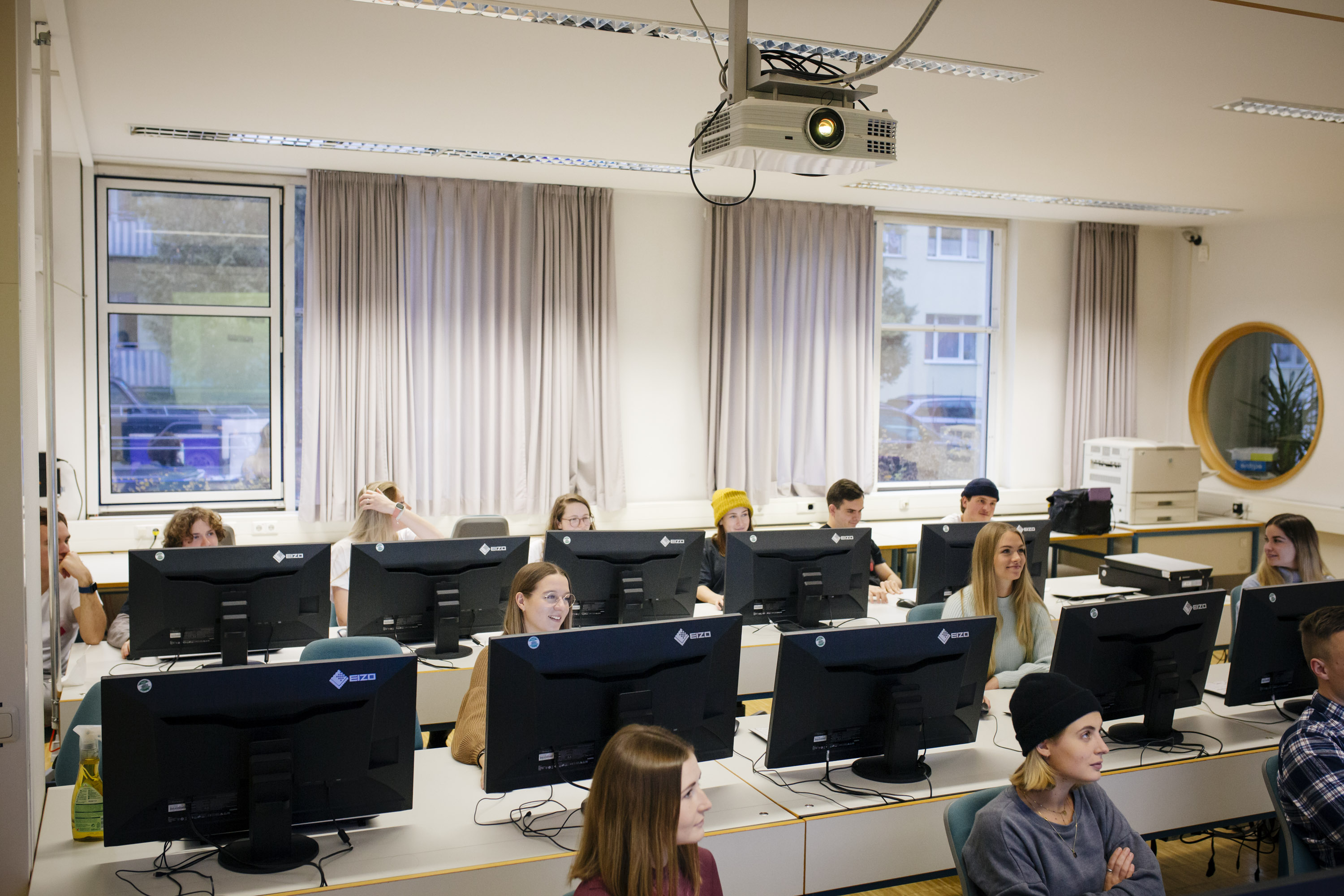 Studierende im Rechnerpool