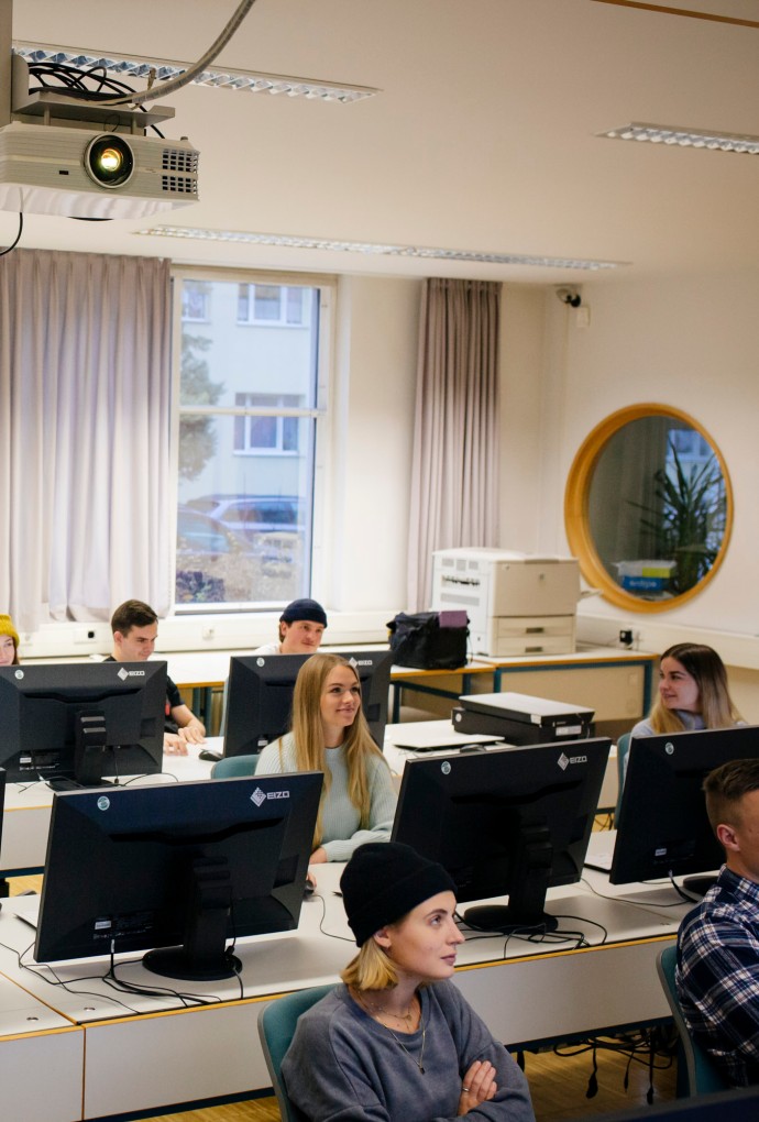 Studierende im Rechnerpool