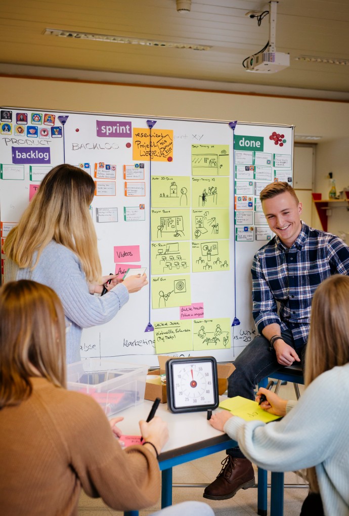 Projektgruppe Studierende vor Wand mit Post-its