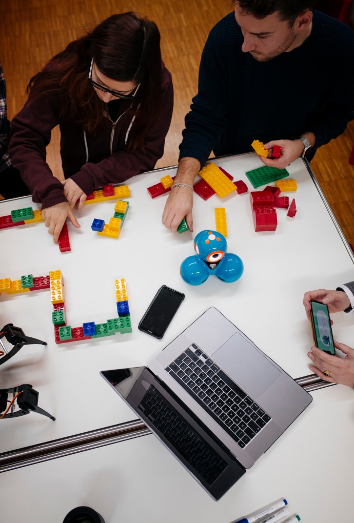Innovative Lehre im Design Thinking Lab mit Duplosteinen