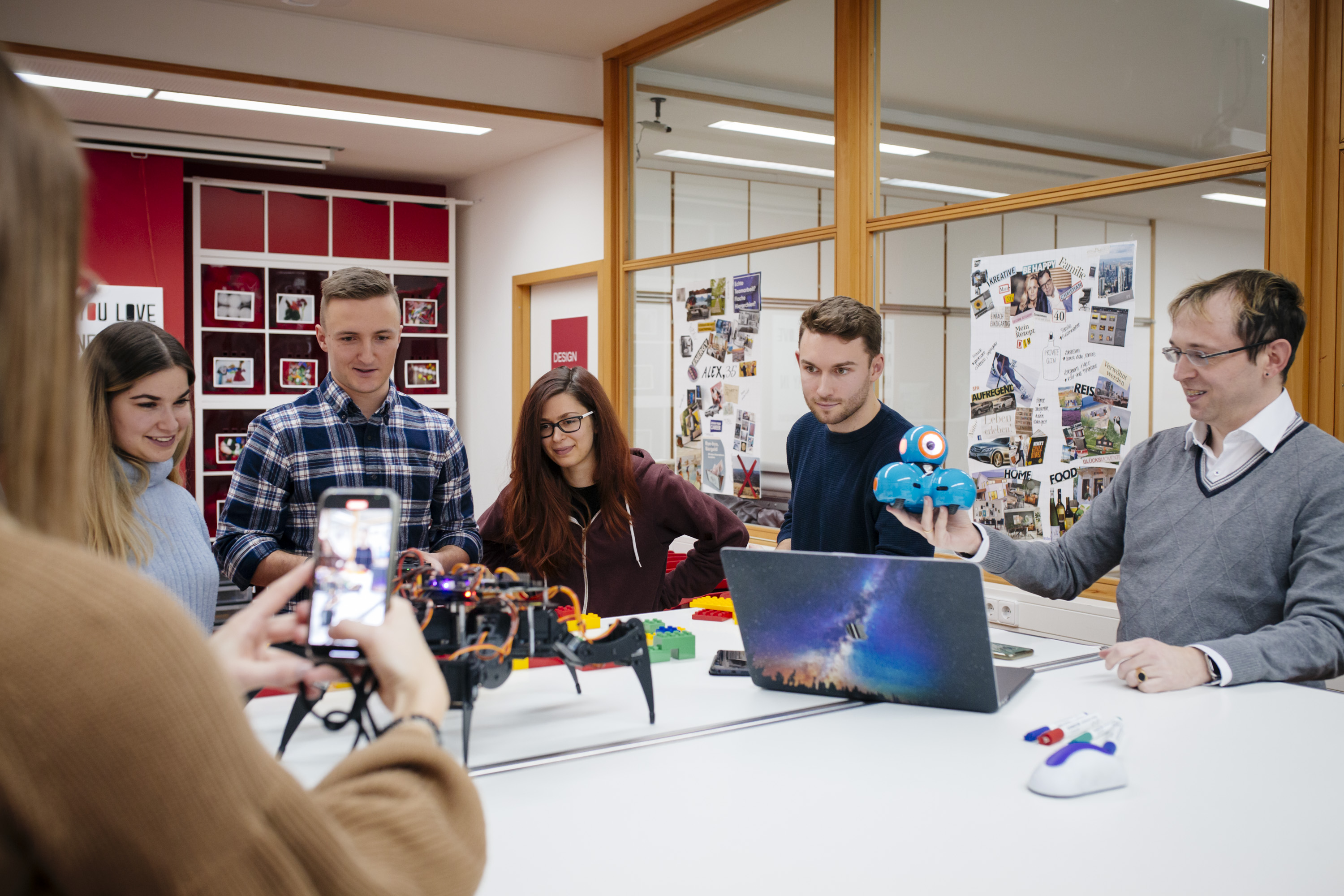 Studierende und Professor im Design Thinking Lab 