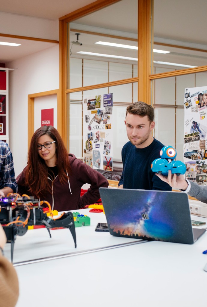 Studierende und Professor im Design Thinking Lab 