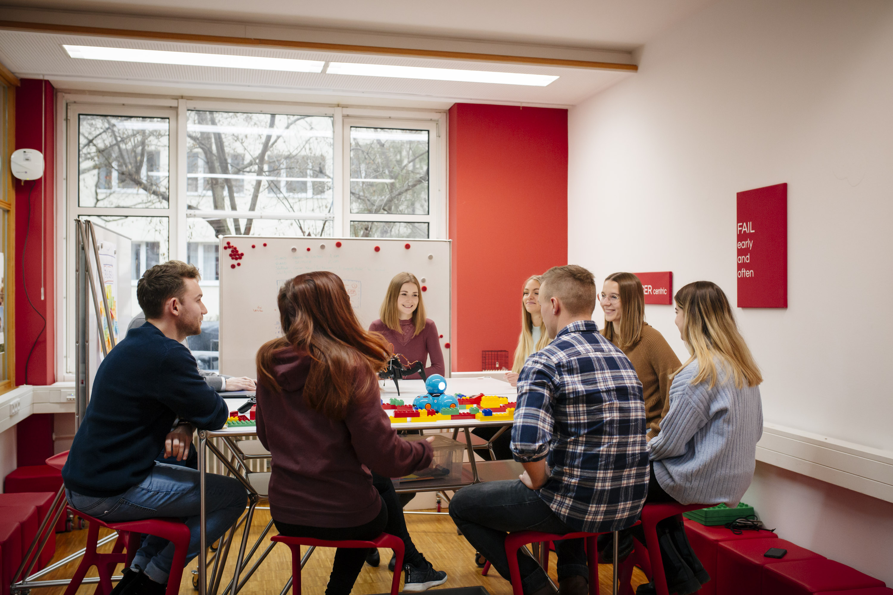 Studierende um einen Tisch im Design Thinking Labor