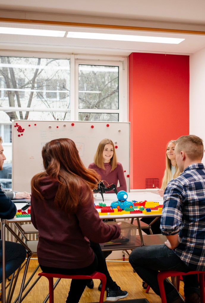 Studierende um einen Tisch im Design Thinking Labor