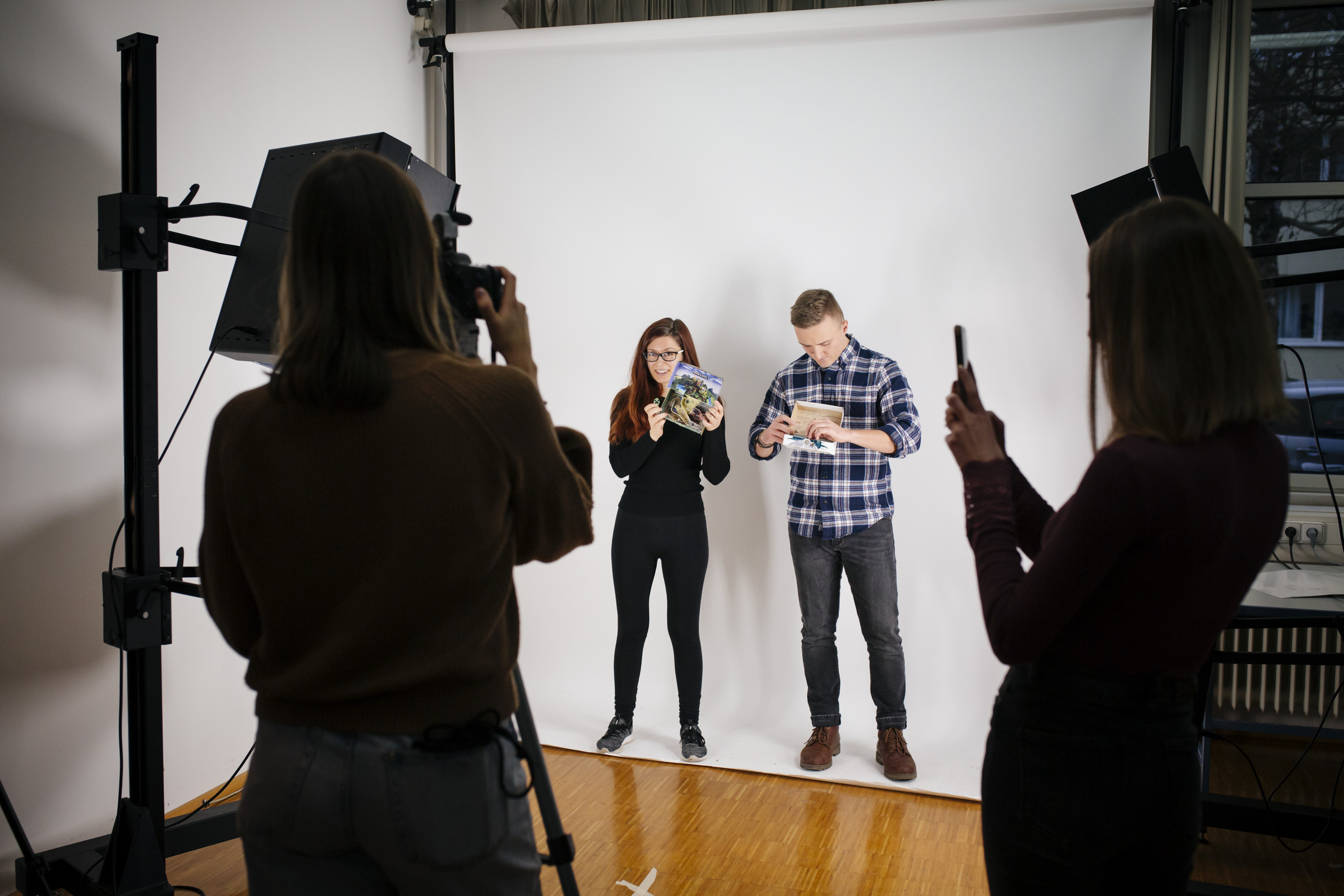 Studierende im Fotostudio Digital Media & Print
